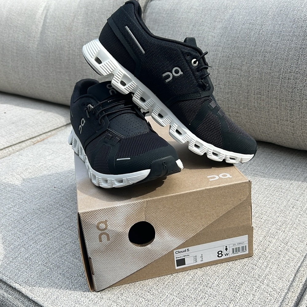 New! On Cloud Cloud 5 Black & White  Size W8